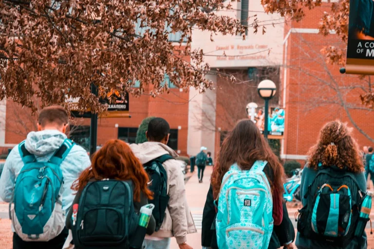 Descubre la inesperada carrera universitaria en Galicia que tiene más ofertas de empleo que Medicina y Educación