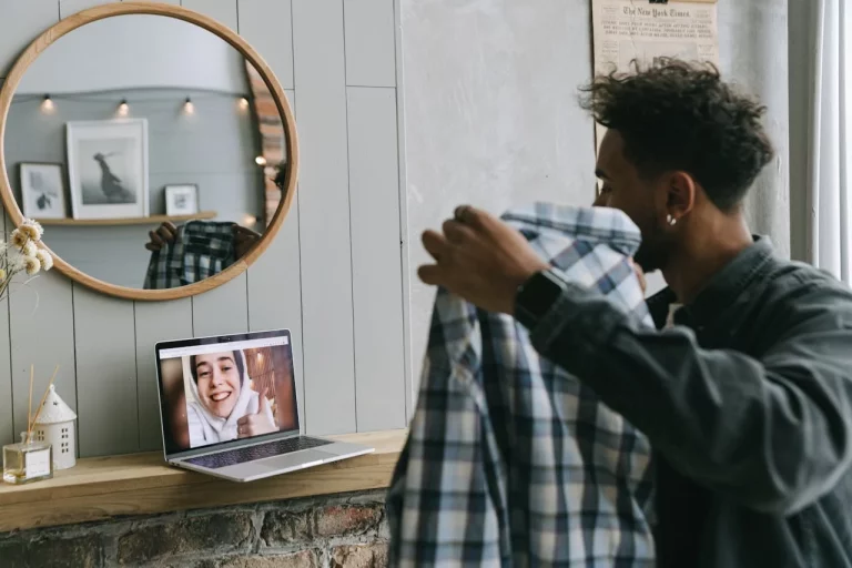 Tu webcam puede ser hackeada fácil: El simple gesto para protegerte ahora mismo de miradas ajenas