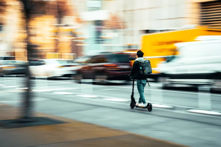 El patinete eléctrico que usas a diario te puede costar 1000€ de multa: La DGT aclara las reglas