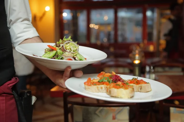 Descubrí el truco de los restaurantes para que pidas los platos más caros: Te explico cómo no caer en su «ingeniería de menús