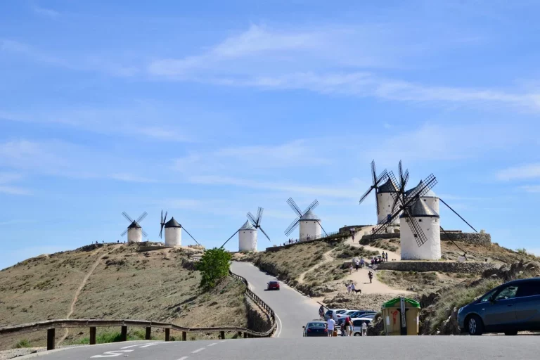 Viaja al campo de batalla de Don Quijote en Toledo: molinos gigantes que aún puedes ‘luchar’ contra ellos