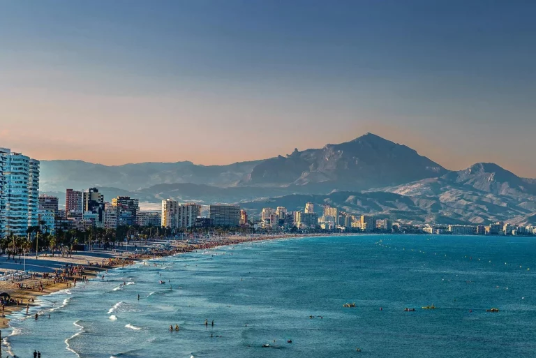La costa de Alicante que no sabías que existía y que visitarás este verano, y es perfecta para tus fotos.
