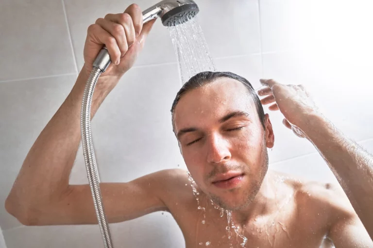 El error que comete el 90% al ducharse en verano, y perjudica tu piel