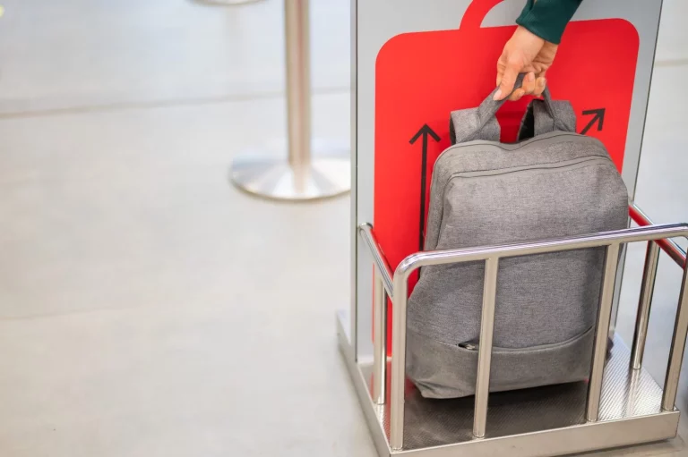 El truco de las aerolíneas ‘low cost’ para cobrarte por el equipaje de mano y cómo evitarlo legalmente