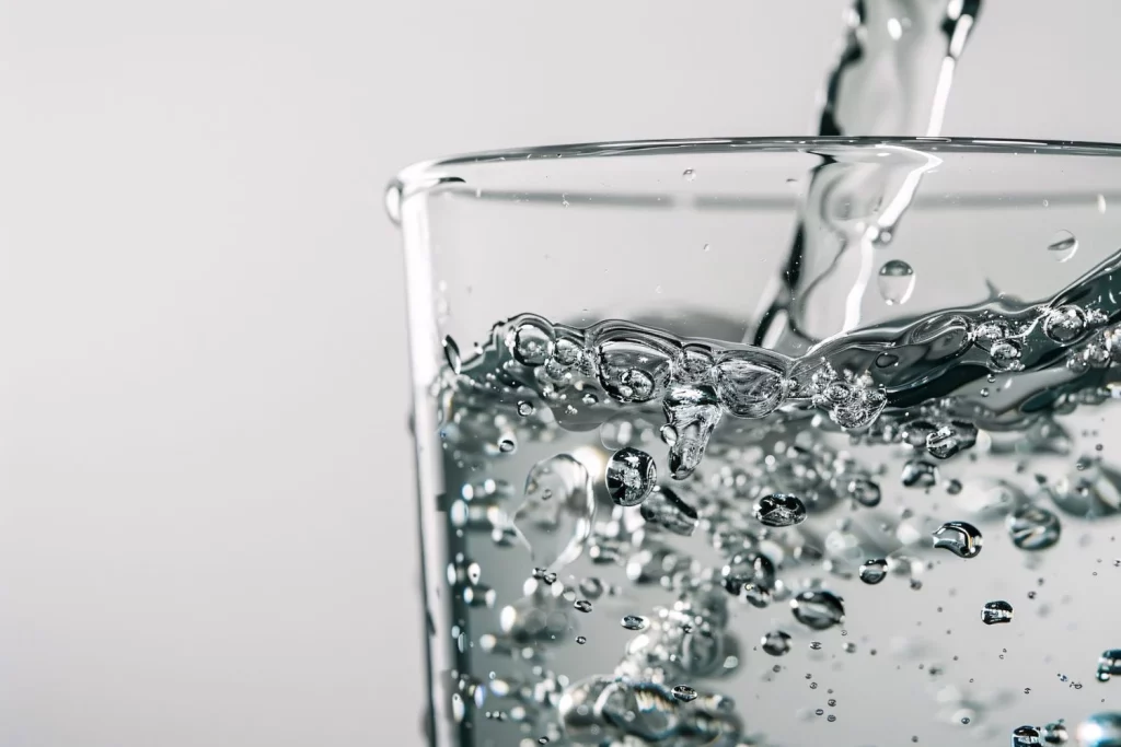 Descubre la verdad sobre el agua con gas: un médico revela si hidrata igual que la normal y cuál conviene más para tu salud 14 Moncloa LA PANACEA DIGESTIVA: CÓMO LAS BURBUJAS ALIVIAN LA PESADEZ
