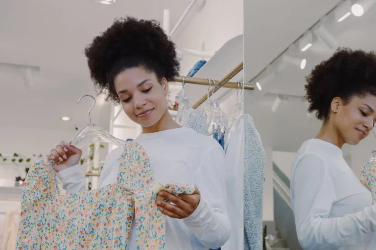 Nadie se resiste al vestido midi de Mango que es puro estilo y cuesta menos de 25 euros
