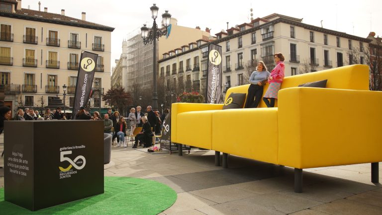 Galerías del Tresillo convierte el sofá en arte urbano para celebrar su 50 aniversario