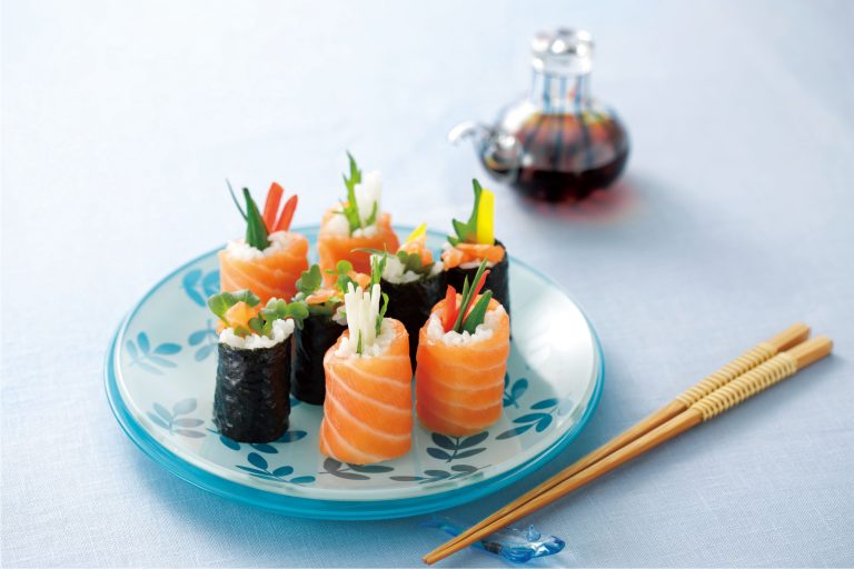 El "sushi" de salmón celebrará su Día Mundial el 18 de junio: un invento noruego que conquistó el mundo