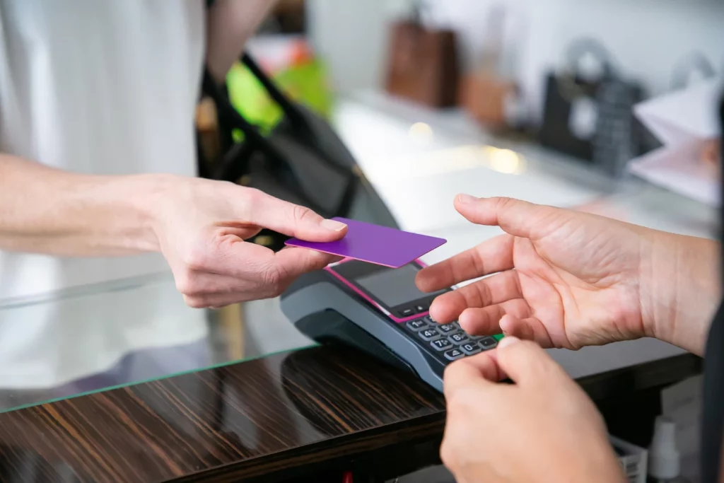 Jamás pagues con tu tarjeta en estos tres sitios: La advertencia de un experto en ciberseguridad para proteger tu dinero 16 Moncloa MÁS ALLÁ DEL 'SKIMMING': OTRAS AMENAZAS SILENCIOSAS A TU BOLSILLO