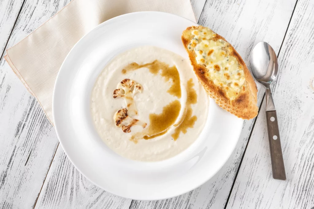 La sopa fría de almendras de Almería que pocos conocen, pero que es perfecta para días de calor extremo 18 Moncloa EL ANTÍDOTO PERFECTO CONTRA EL HORNO ALMERIENSE