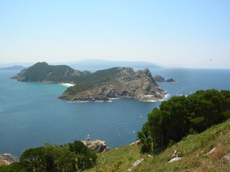 El archipiélago secreto de Galicia: 7 islas despobladas que puedes visitar en kayak