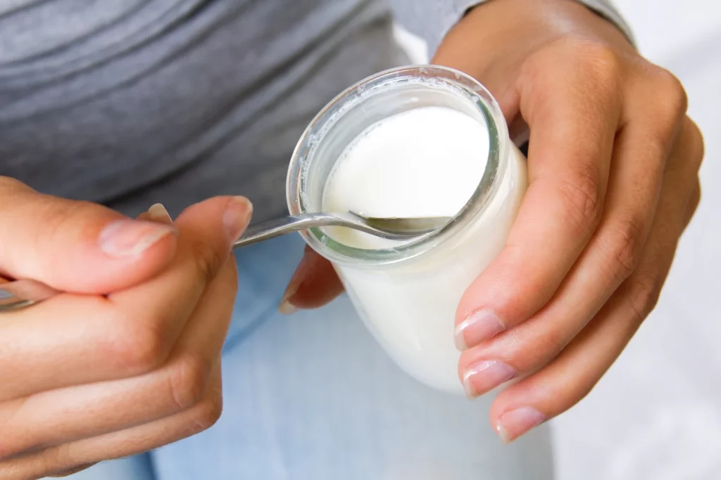 Estás abriendo mal los yogures y tirando a la basura su parte más saludable en proteínas y probióticos 3 Moncloa DESCIFRANDO EL MISTERIO DEL SUERO: QUÉ ES REALMENTE