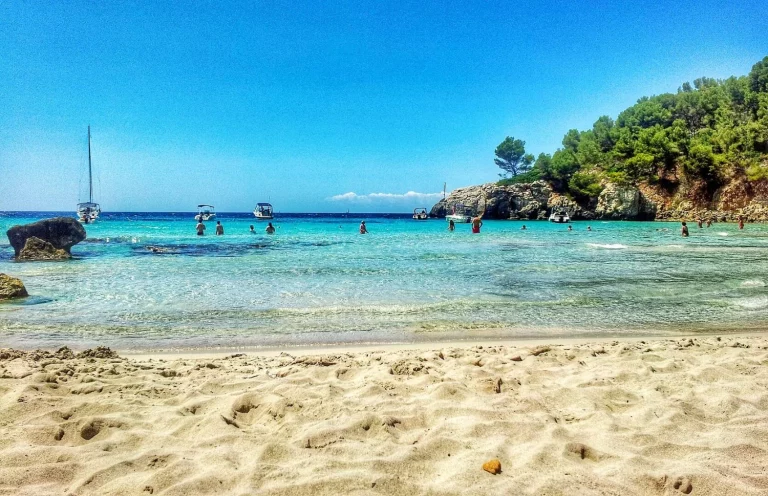 El paraíso es barato, descubre las calas de este pueblo de Menorca que no arruinarán tu cartera este verano