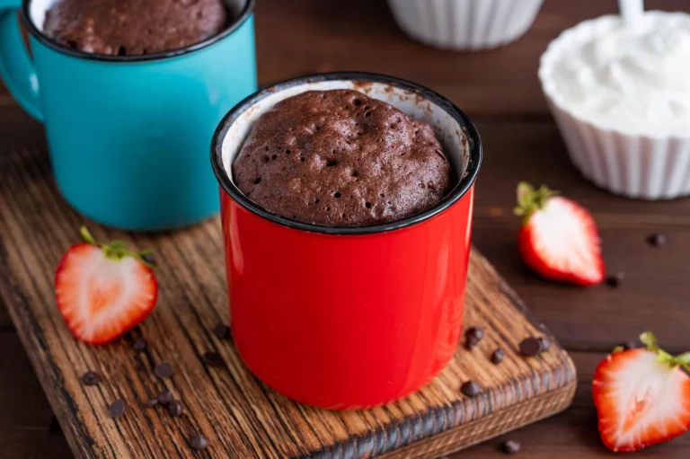 Tu antojo de chocolate en 2 minutos: el ‘mug cake’ perfecto para microondas que te sacará de un apuro dulce al instante y sin ensuciar casi nada