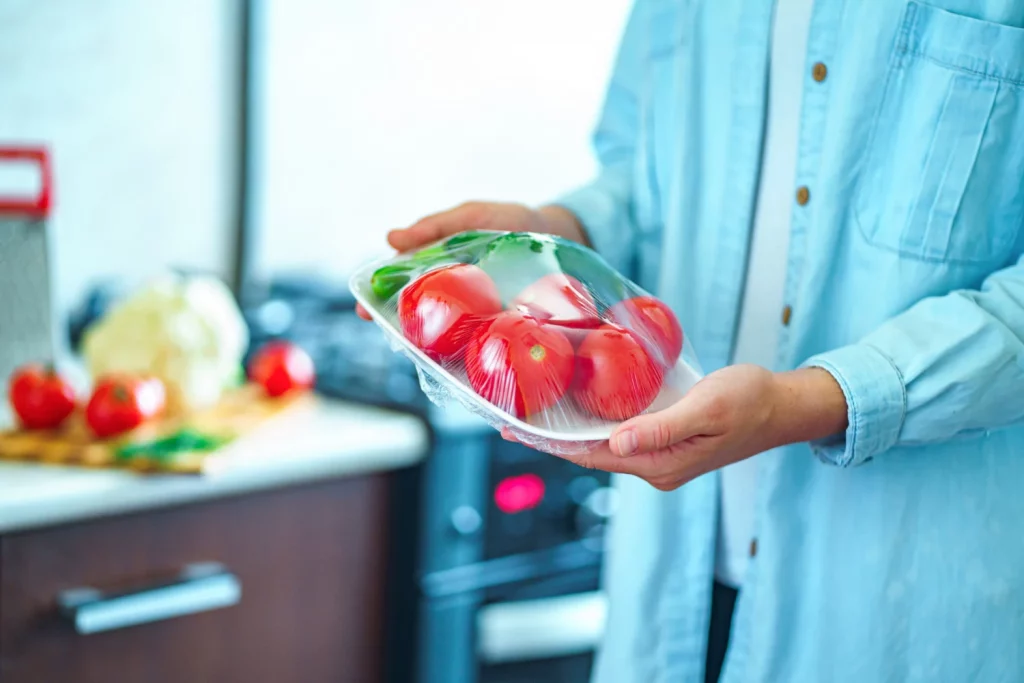 Deja de guardar el tomate en la nevera. Un agricultor me explicó por qué es el peor error y dónde conservarlo para que sepa de verdad 4 Moncloa DEL MERCADO A LA MESA: EL ARTE DE SELECCIONAR Y DEGUSTAR EL TOMATE IDEAL