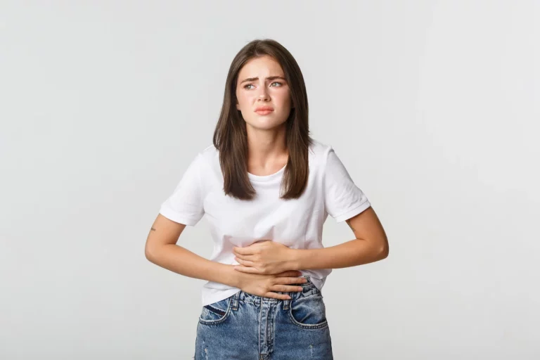 Ya no tienes por qué resignarte, si sufres un vientre hinchado constante, esta es la razón oculta: 3 cambios clave en alimentación que tienes que hacer