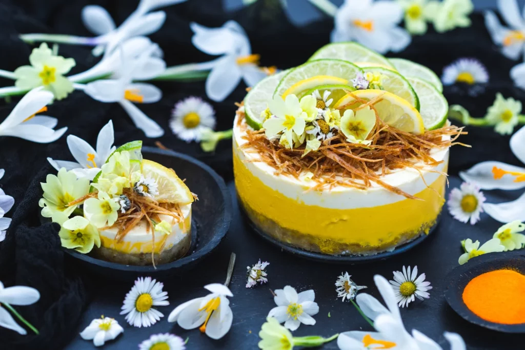 El postre de limón más refrescante y sin complicaciones: tres ingredientes para sorprender a tus invitados en tu próxima cena veraniega 23 Moncloa EL ARTE DE EMPLATAR: IDEAS PARA CORONAR TU CREACIÓN DE LIMÓN
