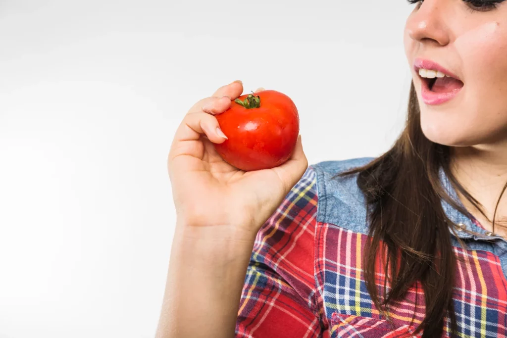 Deja de guardar el tomate en la nevera. Un agricultor me explicó por qué es el peor error y dónde conservarlo para que sepa de verdad 1 Moncloa AROMA PERDIDO, SABOR EVAPORADO: LA TRAGEDIA DEL TOMATE REFRIGERADO