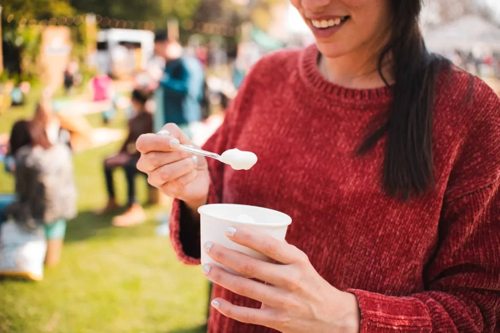 Estás abriendo mal los yogures y tirando a la basura su parte más saludable en proteínas y probióticos 4 Moncloa POR QUÉ APARECE ESTE SUERO Y QUÉ NOS DICE SOBRE EL YOGUR