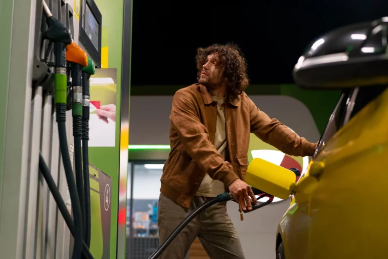 Alerta OCU: la práctica común en gasolineras que te hace pagar más y deberías conocer ya