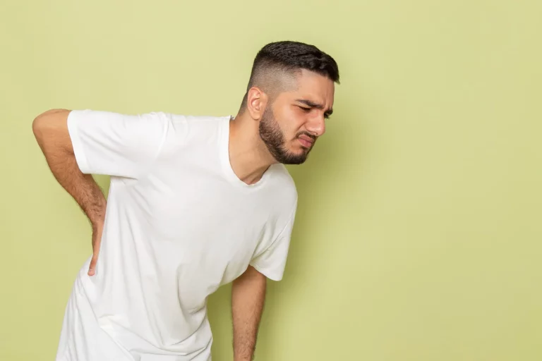 Si te duele la espalda al despertar, ¡es tu culpa! Esta es la postura que tú tienes que evitar sí o sí