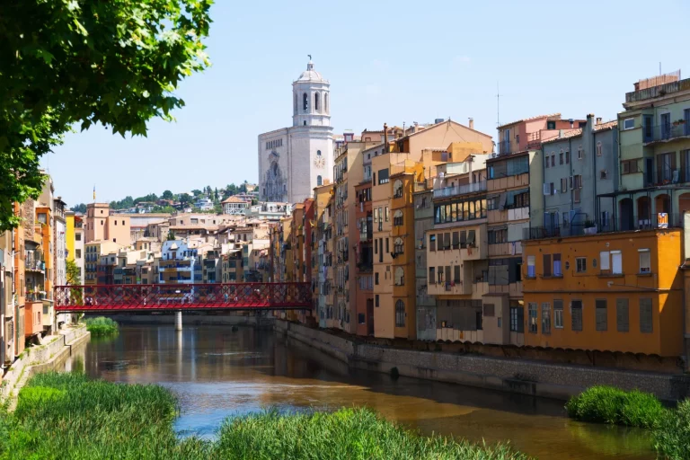 Si estás harto de los destinos de siempre, este pueblo de Girona colgado de un acantilado te dejará sin aliento
