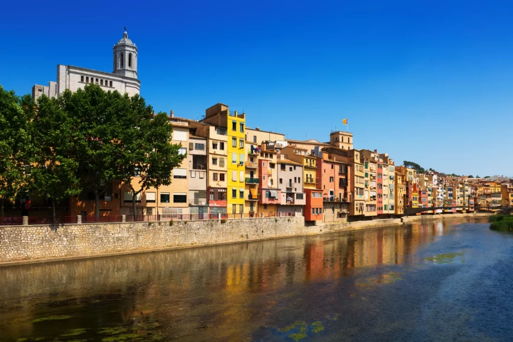 GIRONA PASEAR SOBRE EL ABISMO: UNA EXPERIENCIA QUE CORTA LA RESPIRACIÓN