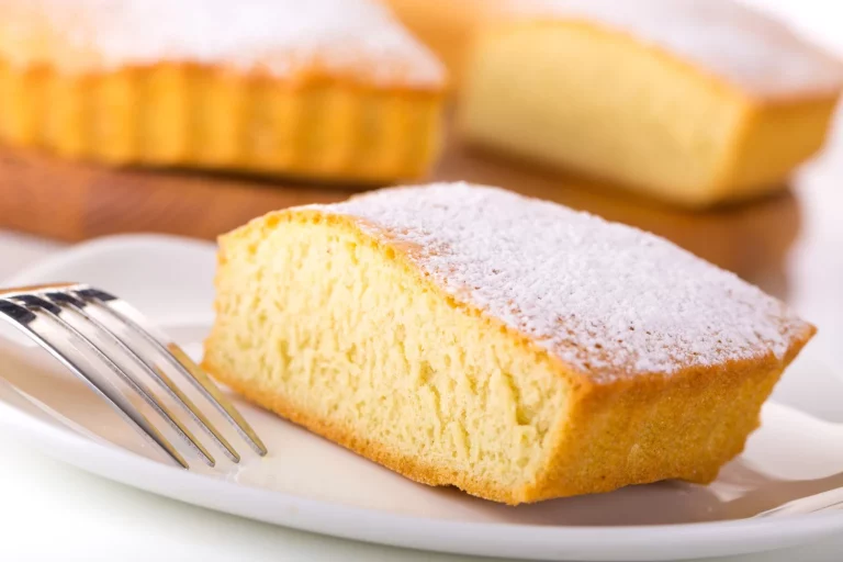Este es el bizcocho que te hacía tu madre y que perfumaba toda la casa. Te doy la receta para que te salga así de esponjoso