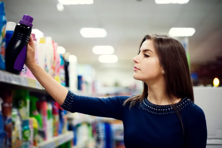 Alerta de una farmacéutica sobre las cremas solares de supermercado: Jamás compréis una que ponga esto en la etiqueta