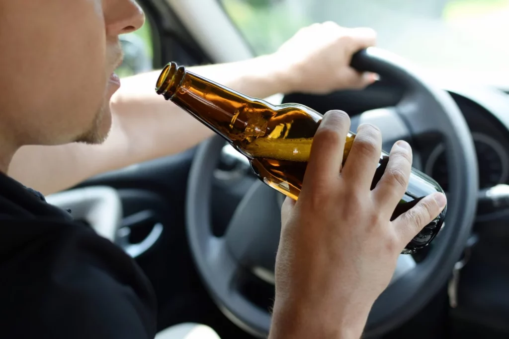 La DGT revela los cinco peores errores cometidos por los motoristas que más accidentes provocan 14 Moncloa ALCOHOL Y DISTRACCIONES: CÓCTELES MORTALES SOBRE DOS RUEDAS