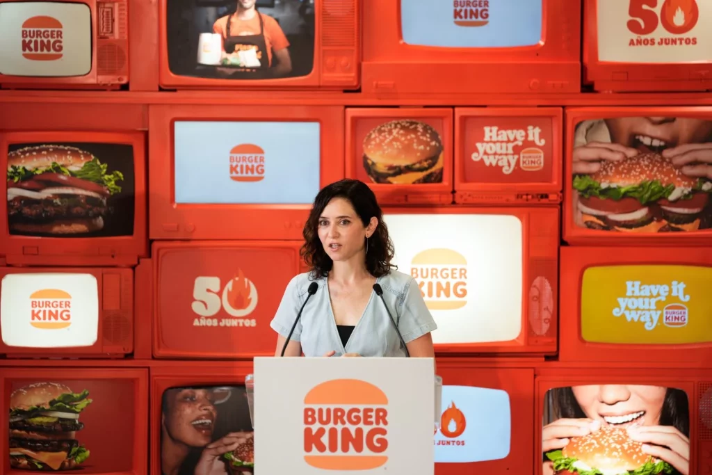 Ayuso: "Sánchez es igual que Maduro" 2 Moncloa Ayuso en los 50 años de Burger King (Fuente: Comunidad de Madrid)