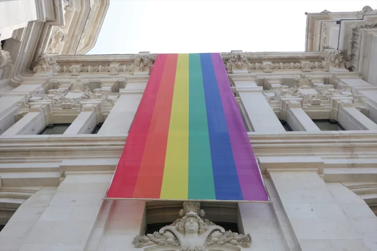 La ‘guerra’ por la bandera del Orgullo incendia el Ayuntamiento de Madrid