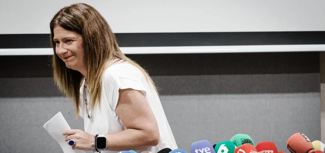 La exmilitante socialista Leire Díez, considerada «fontanera» del PSOE, sale de una rueda de prensa, en el Hotel Novotel, a 4 de junio de 2025, en Madrid (Fuente: Agencias)