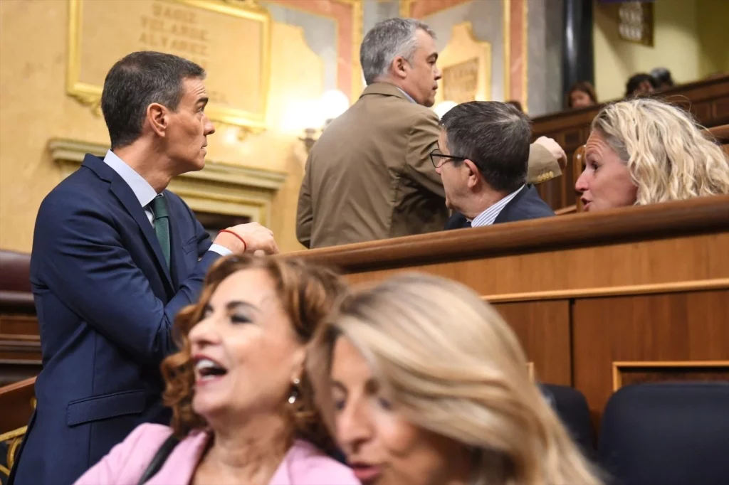 La UCO coloca a Santos Cerdán como el jefe de la 'Rosa Nostra' del PSOE 2 Moncloa El presidente del Gobierno, Pedro Sánchez, el secretario de organización del PSOE, Santos Cerdán, y el portavoz del PSOE en el Congreso, Patxi López, durante una sesión de control al Gobierno, en el Congreso de los Diputados, a 11 de junio de 2025, en Madrid (Fuente: Agencias)