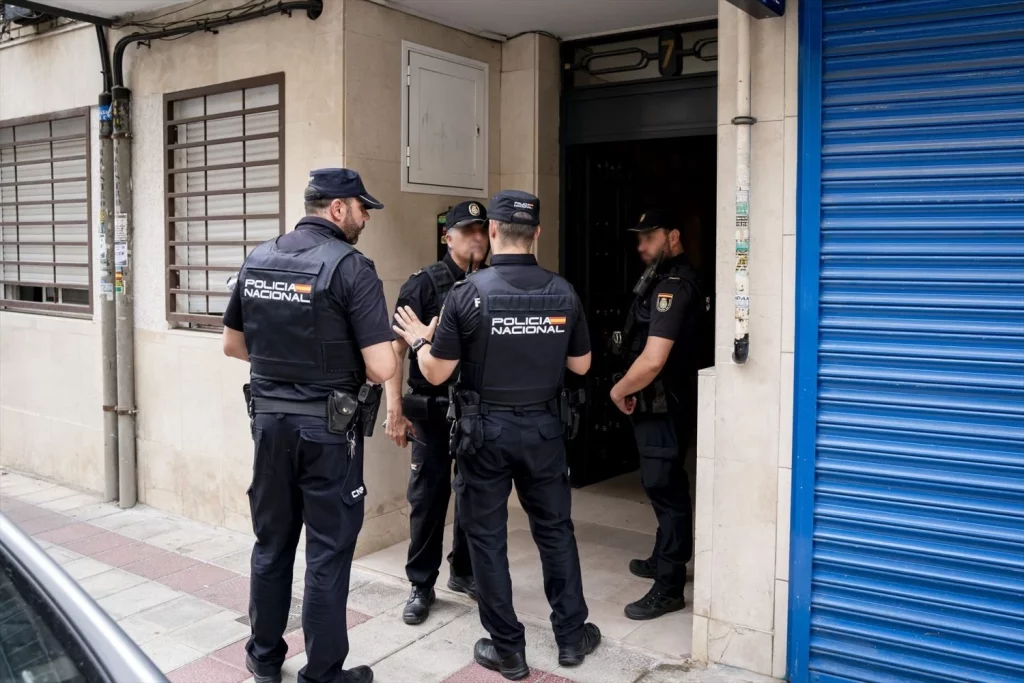Policías nacionales en Getafe (Madrid). EUROPA PRESS
