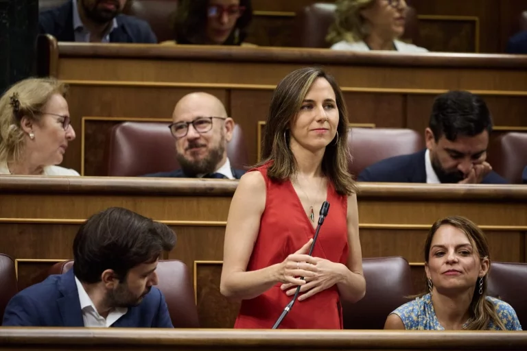 La diputada Ione Belarra planta a los policías en su acto de conciliación