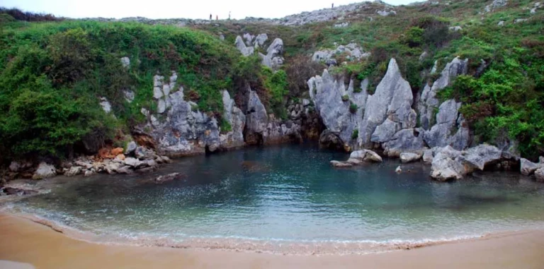 Un secreto natural solo para ti: la playa de Asturias escondida en un prado es un fenómeno único que tienes que ver para creer