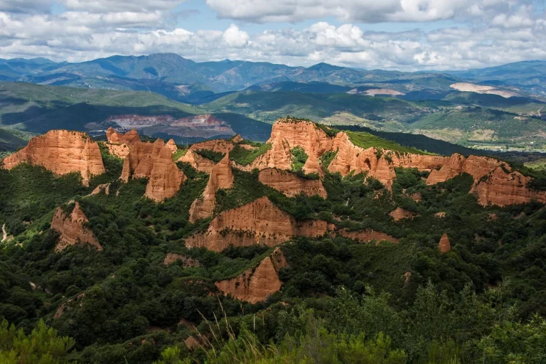 ¿Listo para un viaje épico este verano? La maravilla romana de León que inspiró a Tolkien te dejará sin palabras: descubre este paisaje de oro único