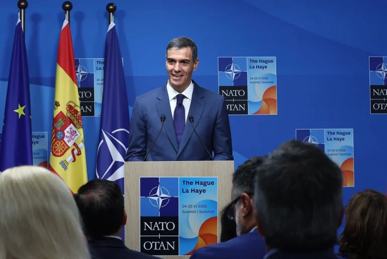 Trump, Aznar, Peinado y Vera dan oxígeno a Pedro Sánchez en su peor momento