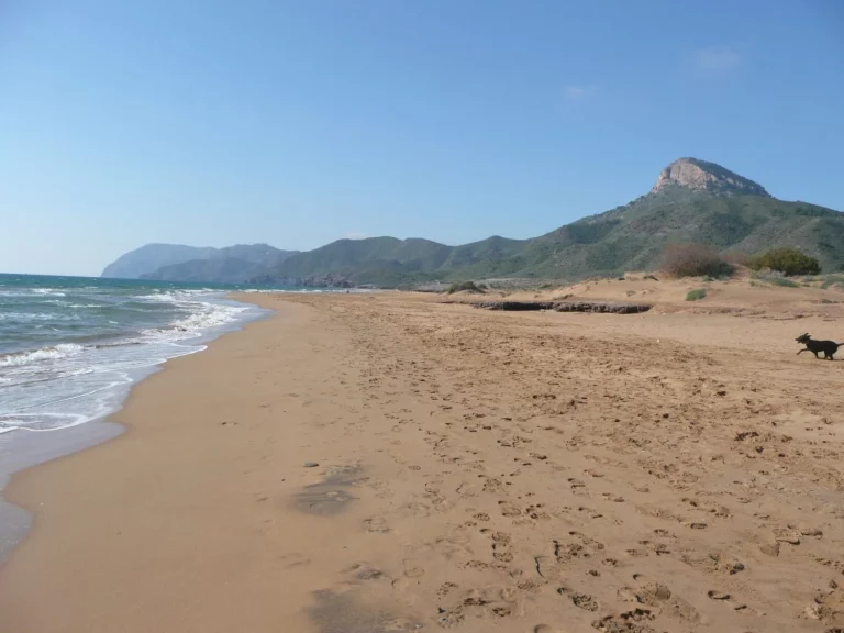 Encuentra tu paz este verano: la playa virgen de Murcia que nadie conoce es tu refugio de dunas, acantilados y agua turquesa lejos de las multitudes