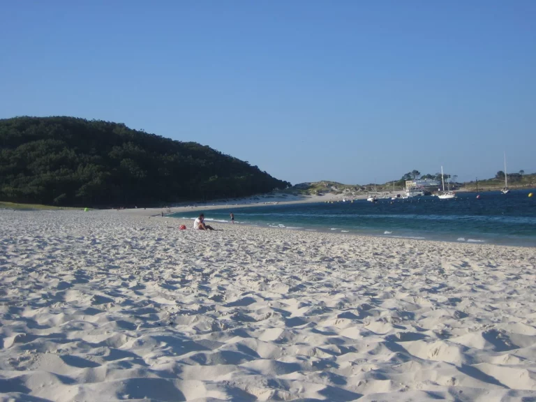 Olvida el estrés: la ‘mejor playa del mundo’ está en Galicia y es tu paraíso de arena blanca y aguas cristalinas para desconectar este verano