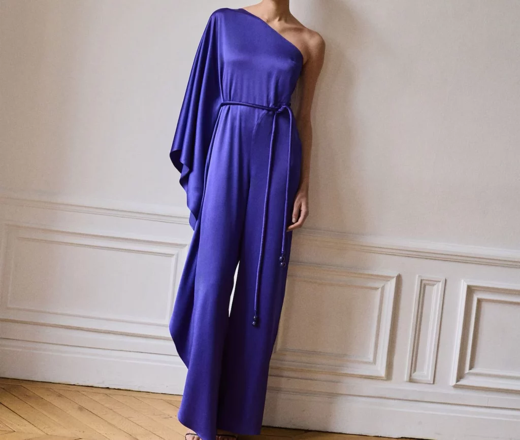Mono satinado con maxi volante de Mango