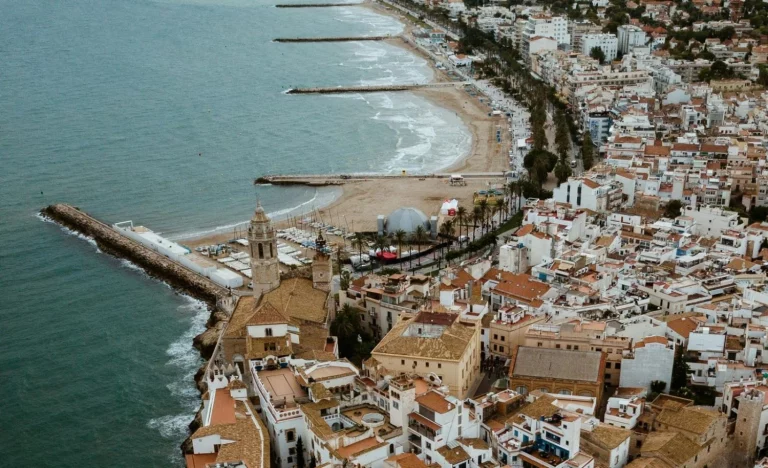 La escapada perfecta a menos de una hora de Barcelona con playas, cultura y sabor mediterráneo