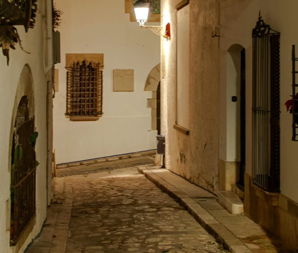 La escapada perfecta a menos de una hora de Barcelona con playas, cultura y sabor mediterráneo 17 Moncloa En Sitges encuentras la cultura viva en cada rincón