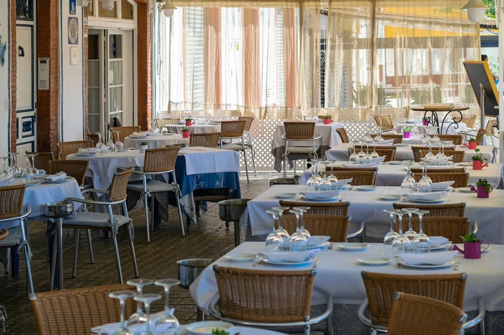 La escapada perfecta a menos de una hora de Barcelona con playas, cultura y sabor mediterráneo 18 Moncloa Encuentra sabores mediterráneos con personalidad
