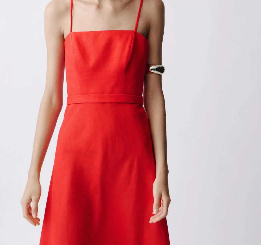 Disfruta de Mango y sus rebajas donde vas a encontrar estos elegantes vestidos desde 15 euros 13 Moncloa Vestido midi rojo estilo años 40 de Mango