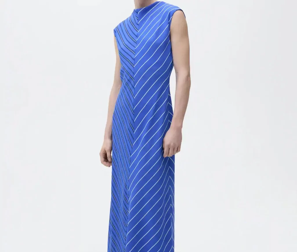 Disfruta de Mango y sus rebajas donde vas a encontrar estos elegantes vestidos desde 15 euros 12 Moncloa Vestido largo de rayas azules de Mango