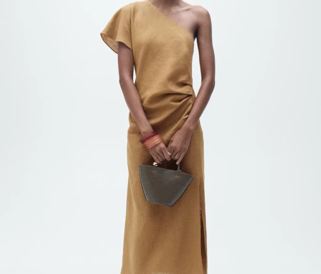 Disfruta de Mango y sus rebajas donde vas a encontrar estos elegantes vestidos desde 15 euros 14 Moncloa Vestido asimétrico en tono tostado de Mango