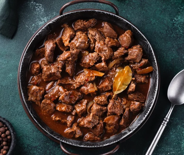 Viaja a París sin moverte de España con este auténtico Boeuf Bourguignon, un deleite para tu paladar
