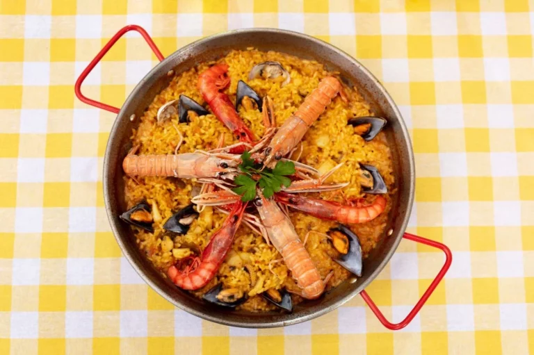 Saborea el Mediterráneo en casa con este arroz a banda valenciano